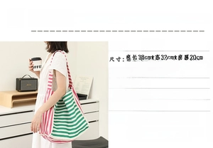 Specifiche dettagliate sulle dimensioni di una borsa tote in tela a righe con tasche