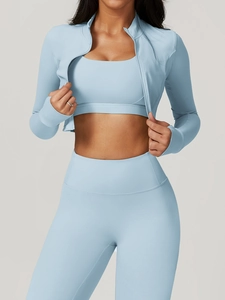 Détail de la veste de yoga bleu clair zippée et du legging sans couture taille haute