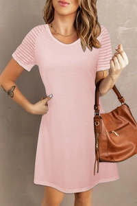 Abito rosa con scollo a V, maniche corte, dettagli a strisce trasparenti e vestibilità slim