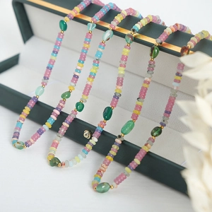 Collier artisanal en pierres d'agate naturelle avec perles dorées et pierre centrale verte