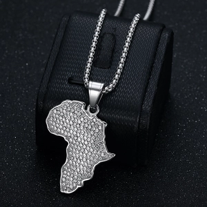 Collier avec pendentif carte de l'Afrique en argent serti de diamants sur socle noir