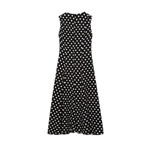 Abito midi classico a trapezio senza maniche nero a pois bianchi su sfondo bianco