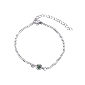 Dettaglio di un bracciale in acciaio inossidabile argento con ciondolo a pietra verde