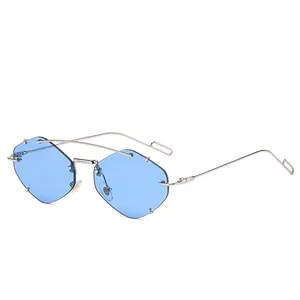 Moderne randlose Sonnenbrille mit blauen diamantförmigen Gläsern und Silberrahmen