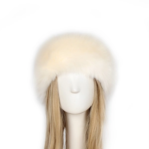 Cremeweißes Kunstpelz Stirnband für Damen als warmer Ohrenschützer im Winterstyle