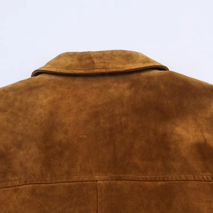 Gros plan d'une veste en daim marron montrant les coutures et la texture douce