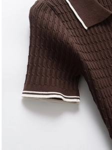 Detail des gestrickten Polokleids mit weißem Kontrastrand und feiner Rippenstruktur