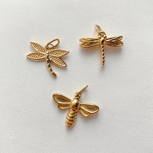 Detail von 18K vergoldeten Libellen- und Bienenanhängern für DIY-Schmuckherstellung