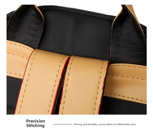 Detalle de la mochila de nailon negro con costuras reforzadas y bordes en color rojo