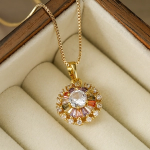 Luxuriöse Goldkette mit Sonnenblumen-Anhänger aus Zirkonia in einer Holzbox