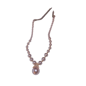 Parure collier perles roses avec pendentif en métal plaqué or et petits accents diamants