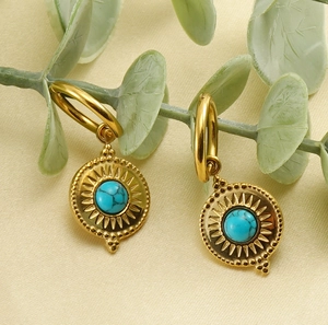 Makroaufnahme von Boho-Ohrringen aus 18K vergoldetem Edelstahl mit Türkis-Sonnenstrahl-Detail