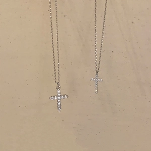 Detailed comparison of large and small 925 silver cross pendants with pavé moissanite
