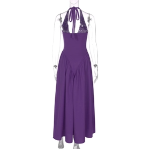 Detailansicht des lila Neckholder-Kleides mit tiefem rückenfreiem V-Schnitt und Stoff