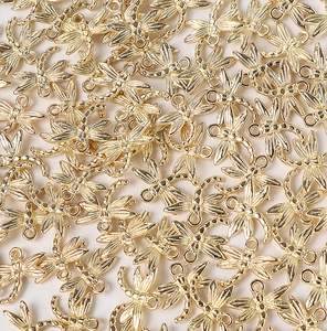 Gedetailleerde macro-opname van gouden libelhangers met getextureerde vleugels en oogjes