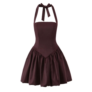Robe dos nu bordeaux avec jupe bouffante plissée et taille cintrée élégante
