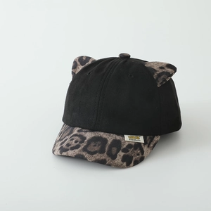 Casquette enfant avec oreilles léopard et étiquette jaune sur tissu noir élégant