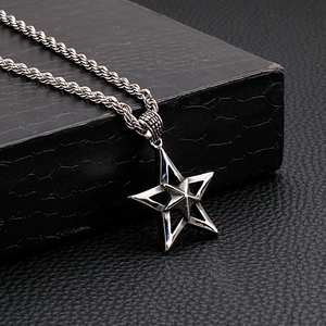 Détail d'un pendentif pentagramme en argent avec chaîne torsadée sur boîte en peau de serpent