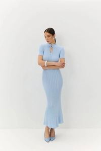 Dettaglio dell'abito in maglia azzurro con scollatura stringata e trama a coste