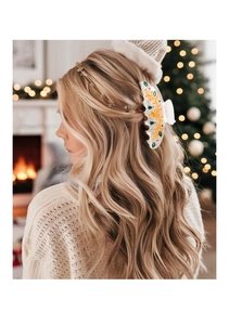 Nahaufnahme einer weißen Weihnachts-Haarklammer mit goldenem Geweih auf langem Haar