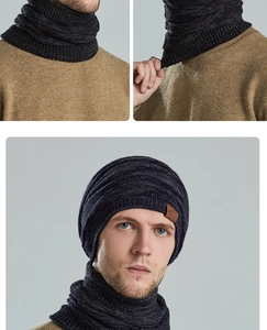 Details der Strickstruktur von Beanie und Loopschal Set mit Outdoor Leder-Patch