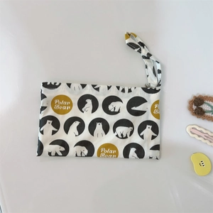 Mini pochette en coton avec motifs d'ours polaires et pois jaunes sur fond blanc épuré