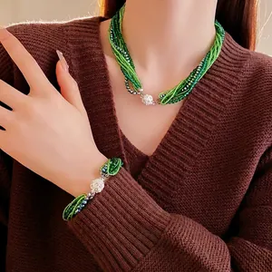 Parure de bijoux multicouche en perles vert émeraude avec fermoir argenté scintillant