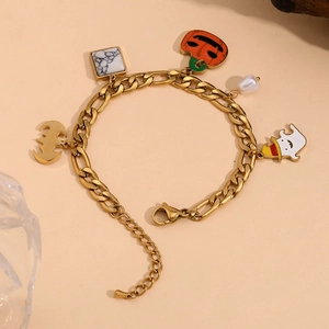 Dettaglio del bracciale Figaro placcato oro 18 carati con ciondoli zucca e fantasma