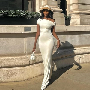 Détail de la robe blanche à une épaule avec décolleté plissé élégant pour un style chic