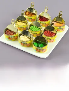 Makro-Detail von Miniatur-Dosenfuttermodellen mit realistischer Textur und Abziehlidern