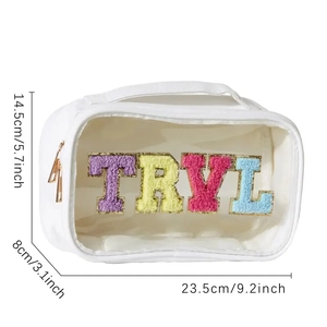 Vista dettagliata della borsa da trucco in PVC bianco con dimensioni e toppe TRVL