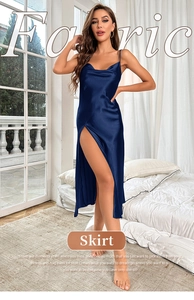 Détail d'une robe nuisette en soie bleu marine avec fente latérale et tissu satiné