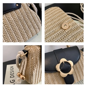 Détails du fermoir fleur et de la texture en paille sur le sac à main d'été beige