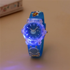 Montre enfant bleue avec lumières LED et motifs 3D d'astronaute et fusée sur bracelet