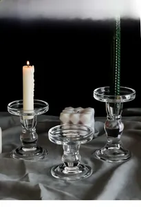 Vue détaillée de trois bougeoirs en verre transparent de style colonne romaine