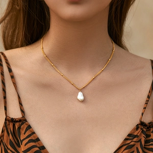 Elegante Goldhalskette mit Barockperlenanhänger und gemischtem Kettenglied-Design