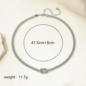 Dettaglio della collana a nodo argento da 41,5 cm con catena a doppio filo intrecciata