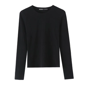 T-shirt noir à manches longues en coton avec col rond sur fond blanc épuré