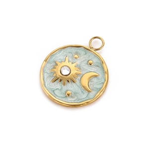 Detail eines Vintage-Goldanhängers mit Sonne und Mond aus hellblauem Emaille und Zirkonia