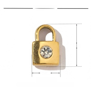 Détail d'un pendentif cadenas cœur doré de 14x9mm en acier inoxydable avec strass