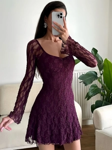 Robe moulante en dentelle violet foncé à fleurs avec manches longues et poignets évasés
