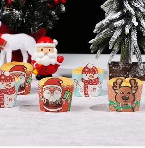 Detailansicht festlicher Weihnachts-Muffinförmchen mit Nikolaus- und Rentier-Motiven