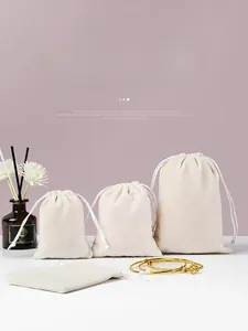 Trio de pochettes à bijoux en velours crème avec cordon en tailles S, M et L