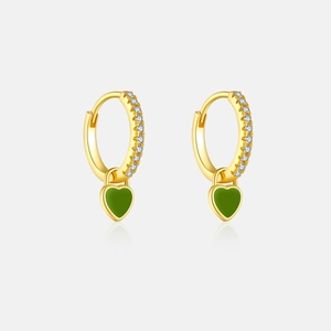 Détails des boucles d'oreilles cœur en argent doré avec émail vert et pavé de cristaux
