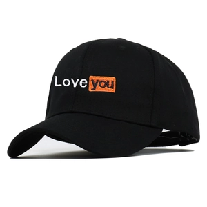 Casquette de baseball en coton noir avec broderie Love You et vue de profil à 45 degrés