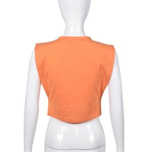 Vista dettagliata del retro del crop top senza maniche arancione su un manichino