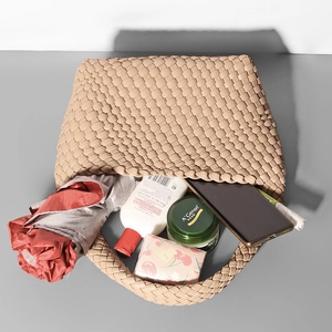 Borsa a mano intrecciata in pelle PU beige con grande capacità e spazio interno