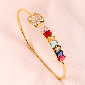 Detailopname van 18K vergulde regenboog zirkonia open armband met gekleurde steen