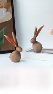 Détail de figurines de lapins marron mat avec oreilles dégradées pour décoration intérieure