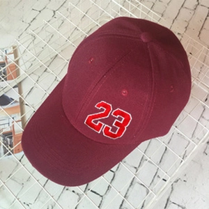 Détail d'une casquette de baseball bordeaux avec broderie 23 sur tissu en coton